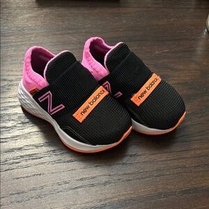 New Balance ROAV- Black and Pink